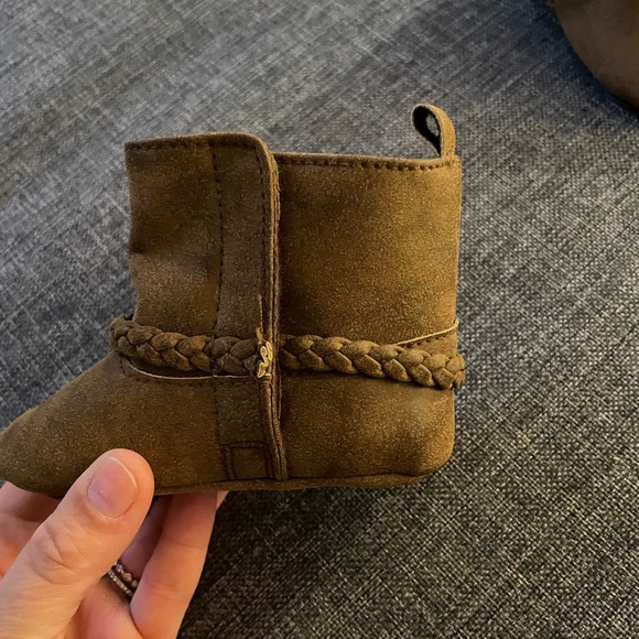 Carter’s baby girl soft soles booties - Picture 4 of 7